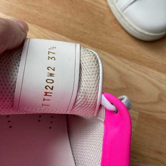 COPY - Valentino Garavani Ruckstud Neon Trim Leather Sneaker size 7,5 - Picture 2 of 8